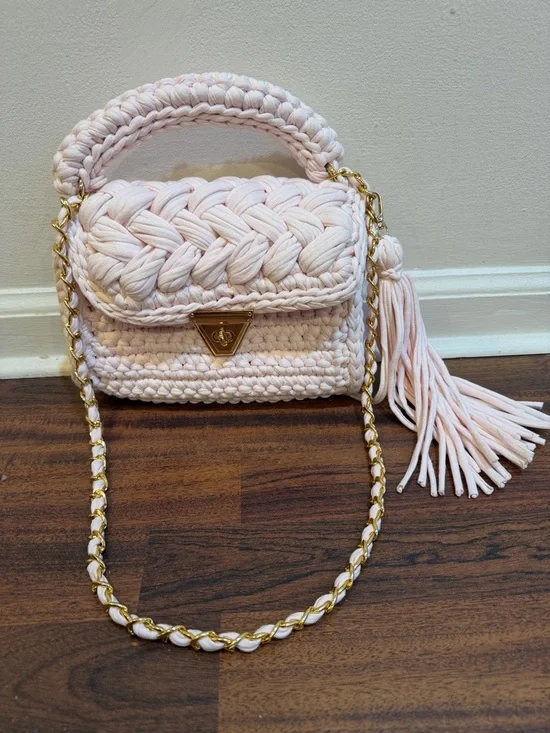 NEW… Handwoven Pink Crochet Shoulder Bag with Gold Chain - Picture 10 of 12